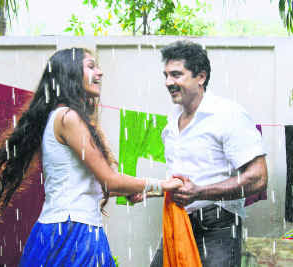 Un Sirippinil Lyrics — Pachaikili Muthucharam