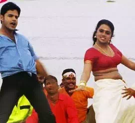 Malayala Karaiyoram Song Lyrics