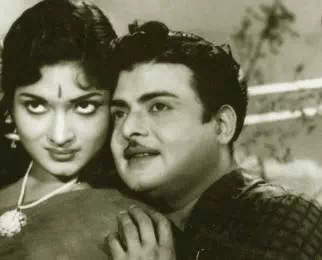 Thanga Magal Vayitril Lyrics — Vaazhkai Padagu