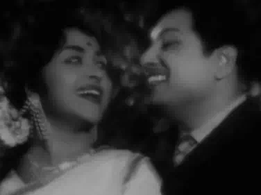 Pattu Selai Kaathaada