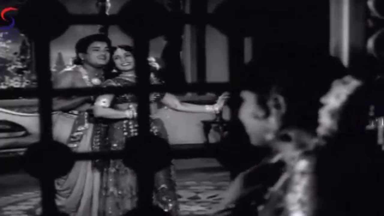 Nilavo Aval Irulo Song Lyrics